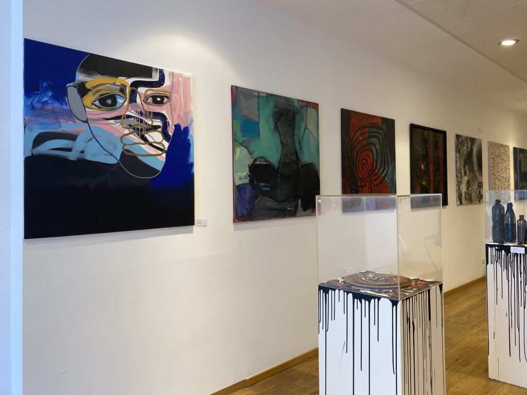 1. Bild von links: eye sea black , no.2 - 2021 - Acryl auf Leinwand - 100 x 100 cm von Uta Schirin in der Ausstellung "ich sehe SCHWARZ" im Kunstladen des Kulturwerk Aachen e.V.