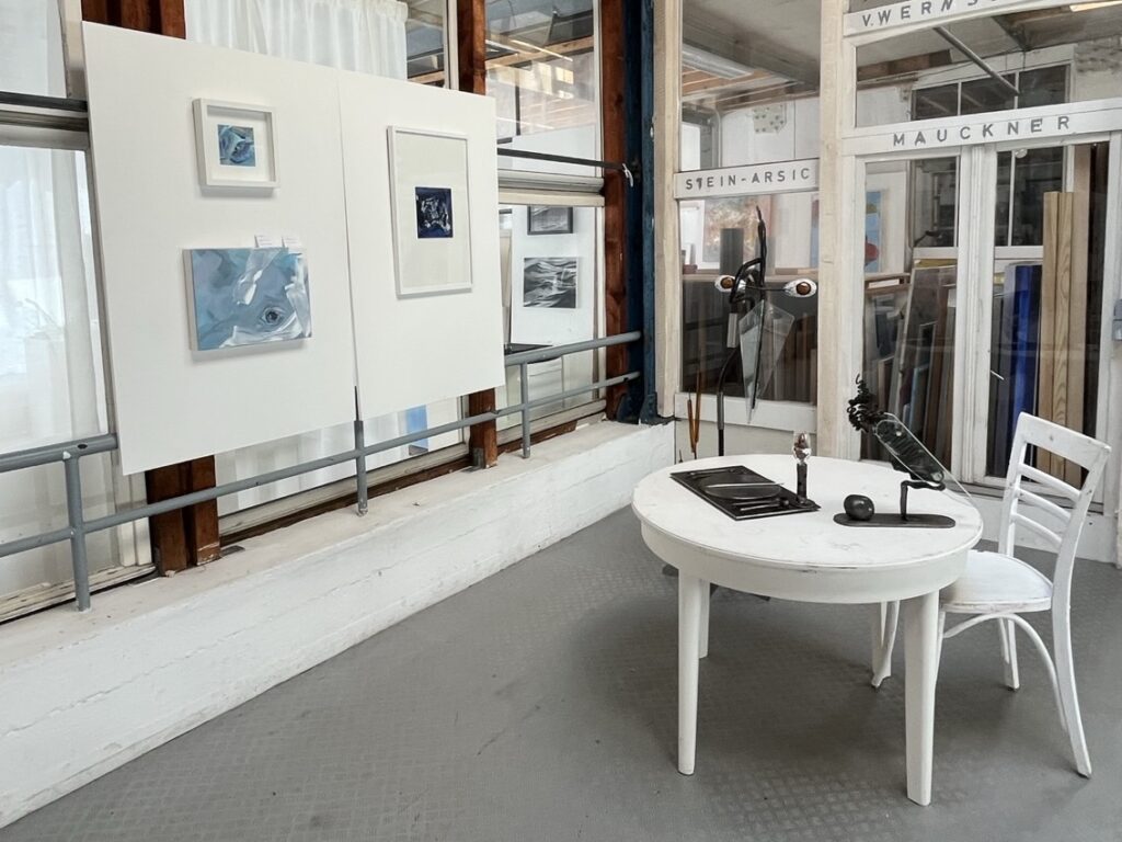 Ausstellung "Schlacke auf Stahlblau" in der Halle1